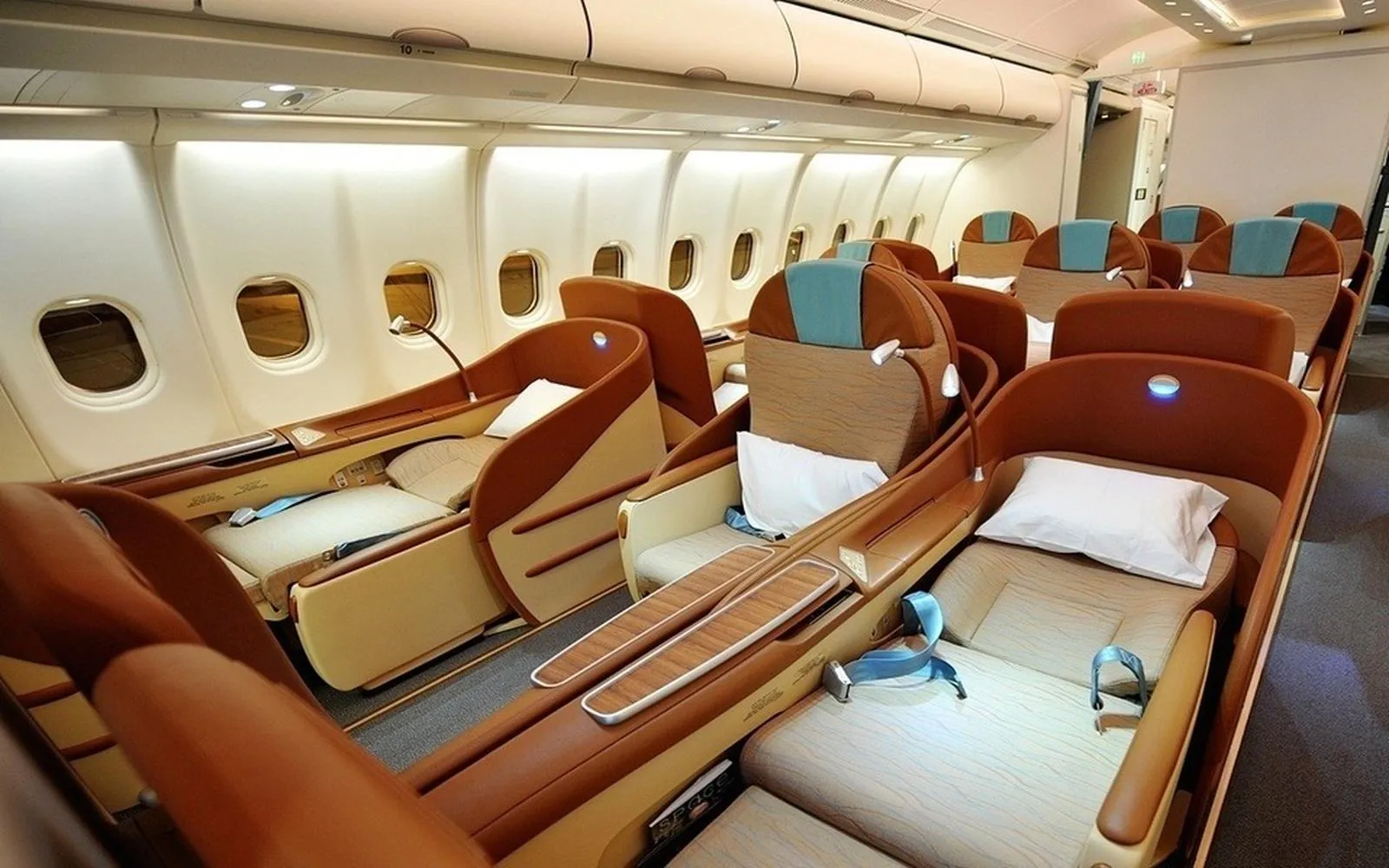 Unlocking Affordable Business-Class Airfare: Tips and Tricks